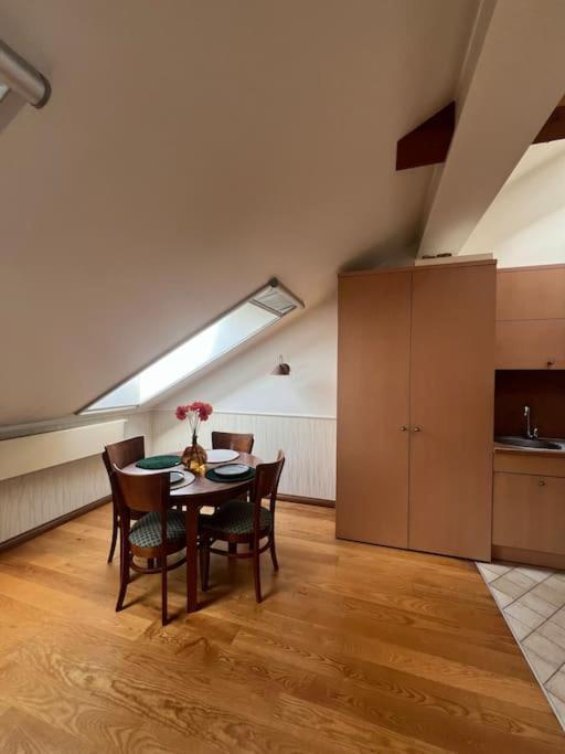 Old Town Apartment With Free Parking Vilnius Esterno foto